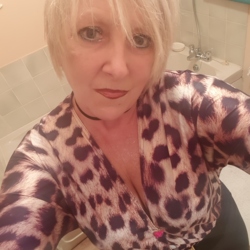 Pauline is looking for singles for a date